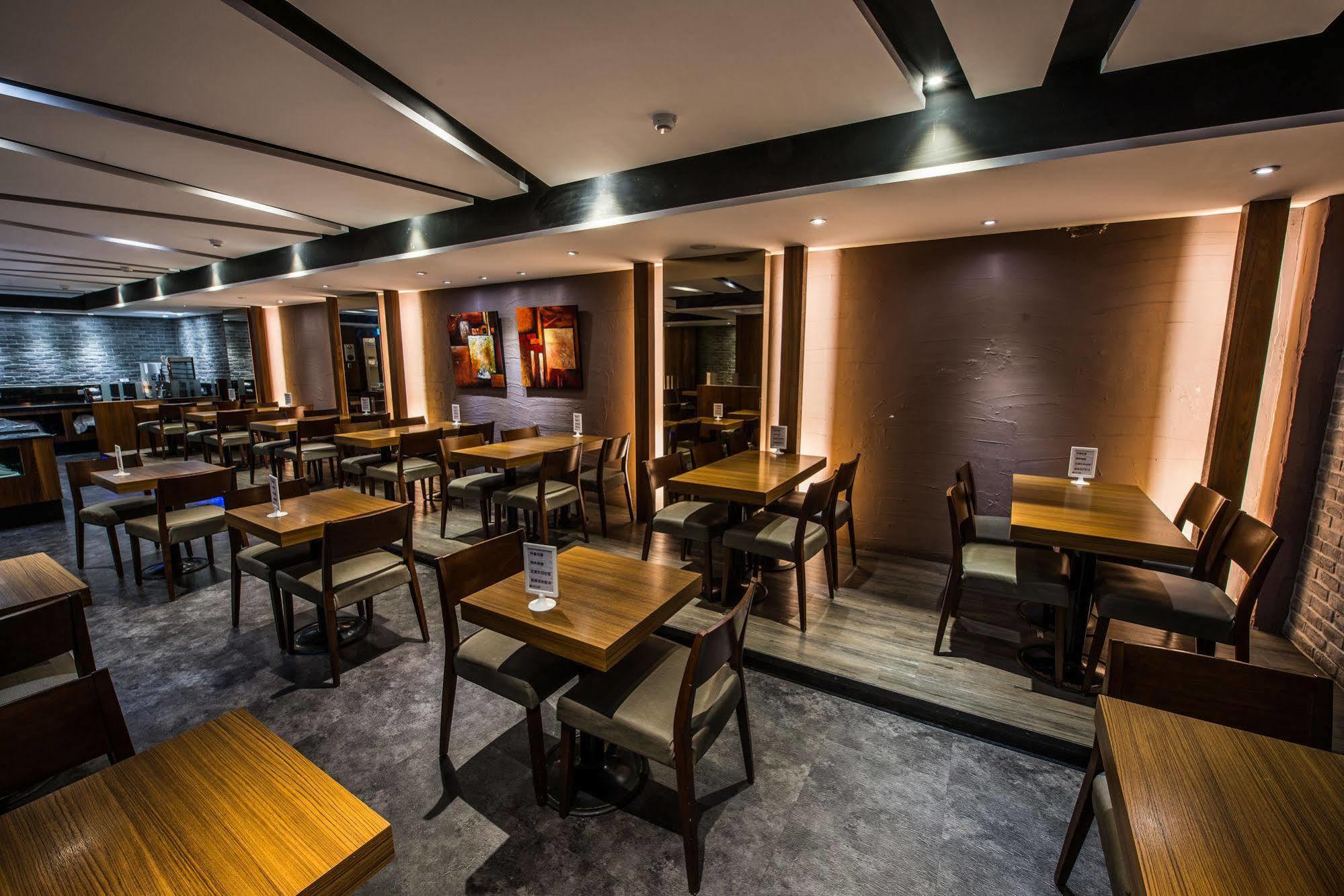 Wecan Hotel Kaohsiung Bagian luar foto